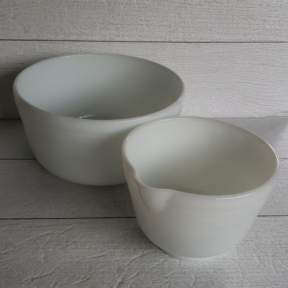 Pyrex milk glass mixer bowls set of 2